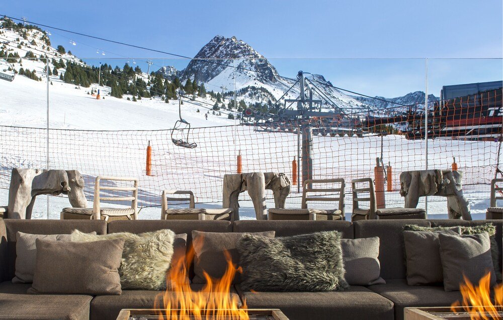 Cozy seating area in the lounge of Grau Roig boutique hotel